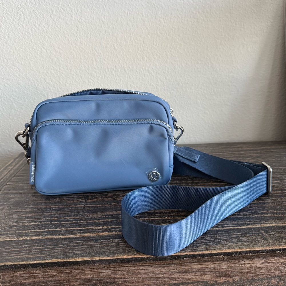 Lululemon Everywhere Crossbody Bag 2L *Metal hardware - Washed Denim